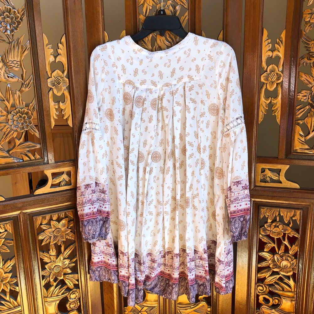 En Creme Paisley Rayon V-Neck Long Sleeve Tunic - Picture 2 of 9